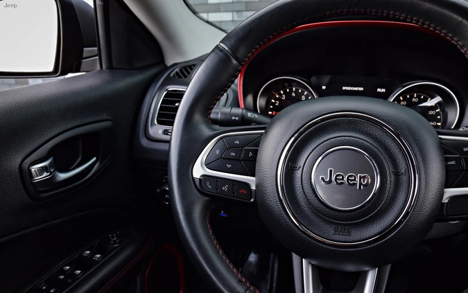 Jeep Compass cena 84900 przebieg: 90000, rok produkcji 2019 z Sochaczew małe 781
